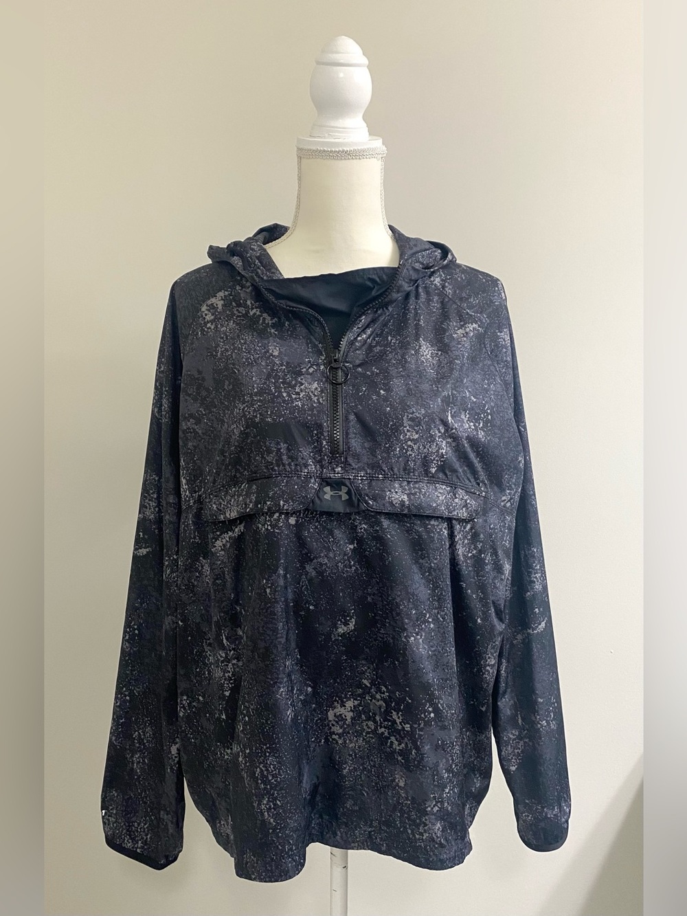 Under Armour Womens XL Black Print Hooded Pullover Windbreaker Jacket Utility